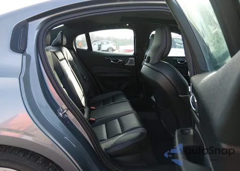 2019 Volvo S60 T6 R-Design z USA, uszkodzony, nr VIN 7JRA22TM7KG014031